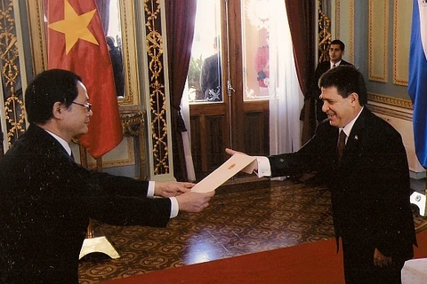 巴拉圭总统称赞越南发展奇迹